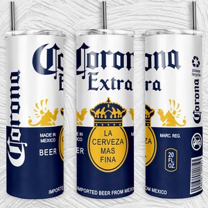 以下が含まれることがあります： コロナエクストラビール缶のデザインが施された白と青の断熱タンブラー。タンブラーには、コロナエクストラのロゴ、"La Cerveza Mas Fina"、"Made in Mexico"の文字が書かれています。