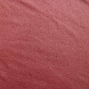 Könnte beinhalten: Nahaufnahme eines strukturierten, rot-rosa Stoffes. Das Material hat ein leicht faltiges Aussehen mit subtilen Farb- und Tonvariationen auf der Oberfläche. Der Stoff scheint Leder oder ein lederähnliches Material zu sein.