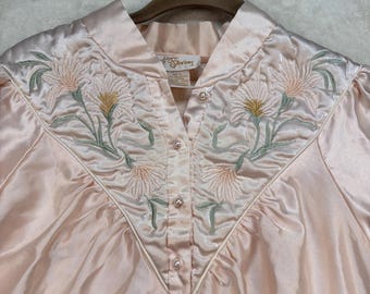Camisola vintage de cetim com bordado floral rosa, estilo cottagecore, tamanho grande.
