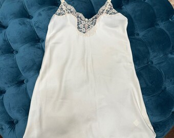 Vtg Victoria’s Secret Gold Label Chemise Slip Small Nighty USA 80s Lace Bridal Ivory Nightgown