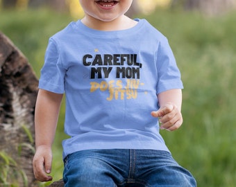 Careful My Mom Does Jiu-Jitsu MMA camiseta para niños pequeños