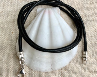 Collar de cordón de cuero genuino de 2 mm para colgante (35-60 cm), extremos de plata de ley y cierre de mosquetón. Hecho a pedido. Cuero negro y marrón.