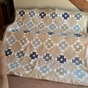 Handgefertigter Churn Dash Quilt
