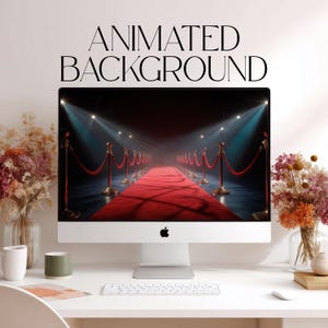 Puede incluir: Un ordenador de sobremesa muestra un fondo animado de una alfombra roja con cuerdas de terciopelo y focos. El texto "ANIMATED BACKGROUND" está encima de la pantalla. El ordenador está en un escritorio blanco con flores y un teclado.
