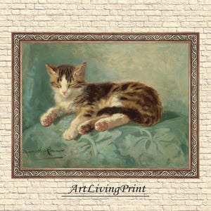 Puede incluir: Pintura vintage enmarcada de un gatito atigrado en reposo. El gato tiene pelaje marrón y blanco y está acostado sobre un cojín turquesa. La obra de arte está firmada y el marco es marrón con detalles ornamentados. El texto "ArtLivingPrint" está en la parte inferior.