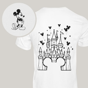 Könnte beinhalten: Weißes T-Shirt mit einer schwarz-weißen Skizze von Mickey Mouse auf der Vorderseite und einem Schlossdesign auf der Rückseite. Das Schlossdesign enthält Mickey Mouse Ohren und Ballons.