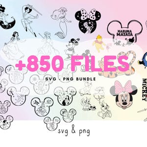 Op de afbeelding: Een digitale SVG- en PNG-bundel met verschillende Disney-personages en -ontwerpen. De afbeelding bevat illustraties van prinsessen, Mickey Mouse, Minnie Mouse en andere personages. De tekst luidt "+850 FILES" en "SVG PNG BUNDLE".