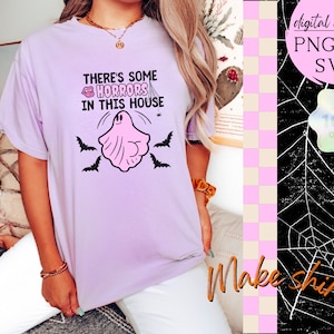 W tym domu jest trochę horrorów projekt sublimacji PNG SVG dla t-shirtów, toreb, naklejek, bluz, zabawnych, różowych, halloweenowych, duchowych, sztuki