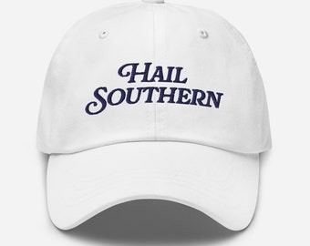 Könnte beinhalten: Weiße Baseballkappe mit blau gesticktem Text, der "Hail Southern" lautet.