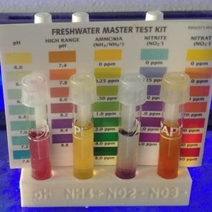 以下が含まれることがあります： 5本の透明なプラスチック製の試験管が付いた淡水マスターテストキット。試験管には、pH、高範囲pH、アンモニア（NH3/NH4+）、亜硝酸塩（NO2-）、硝酸塩（NO3-）の各パラメーターがラベル付けされています。試験管には、各パラメーターのレベルを示す色のついた液体が満たされています。このテストキットはAPI製です。