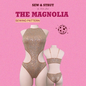 Könnte beinhalten: Ein goldfarbener Pailletten-Body und ein passendes Bikini-Set, die auf Schaufensterpuppen präsentiert werden. Der Body hat einen Neckholder-Ausschnitt und Seitenausschnitte. Der Text "THE MAGNOLIA SEWING PATTERN" steht oben. Der Hintergrund ist rosa.