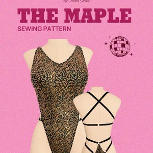 Puede incluir: Un patrón de costura titulado "The Maple" de Sew & Strut. La imagen presenta un body con lentejuelas sobre un maniquí, con cuello en V y piernas de corte alto. También se muestra la parte trasera del body, con correas negras. El fondo es rosa.