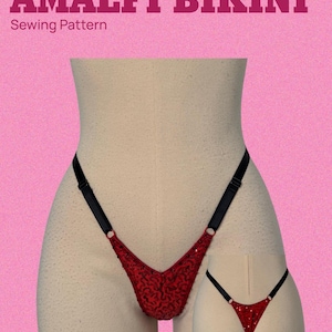 Peut inclure: Un bas de bikini rouge à paillettes avec des bretelles noires et des fermetures réglables est présenté sur un mannequin. Les mots "AMALFI BIKINI" et "Sewing Pattern" sont imprimés en haut. La taille est XXS-XXXL, A4 & US Letter PDF.