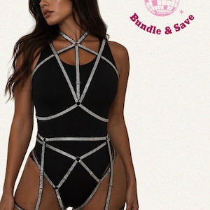 Op de afbeelding: Zwarte bodysuit met zilveren glitter harnasdetails. Het harnas heeft een halternek en een geometrisch ontwerp over de borst, taille en dijen. De afbeelding bevat de tekst "Bundle & Save" en een discobal-afbeelding.