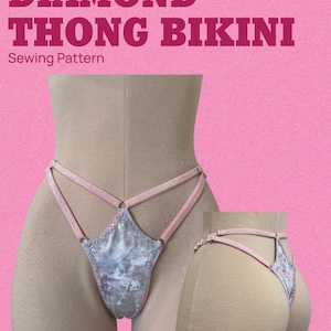 Op de afbeelding: Op een roze achtergrond staat de tekst "DIAMOND THONG BIKINI Sewing Pattern". De afbeelding toont een stringbikini met een ruitvormig voorpaneel in een lichtblauw en zilverkleurig patroon. De bikini wordt op een mannequin getoond.