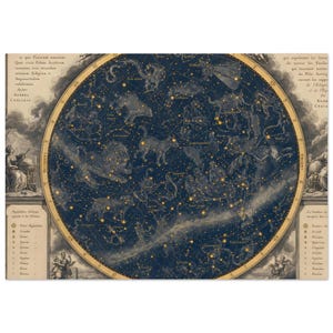 Könnte beinhalten: Antike Sternenkarte mit goldenen Sternbildern und Sternen auf dunkelblauem Hintergrund. Die kreisförmige Karte enthält detaillierte Illustrationen und lateinischen Text. Das Kunstwerk zeigt Figuren und dekorative Elemente, die eine historische und künstlerische Ästhetik schaffen.