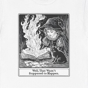 Zabawna koszulka czarownicy, Vintage Witchcraft Dark Academia Estetyka, Gothic Spellbook Miłośnik Prezentów Witchy Cat T-Shirt Upiorny Halloween Witchcore Tee zdjęcie 1