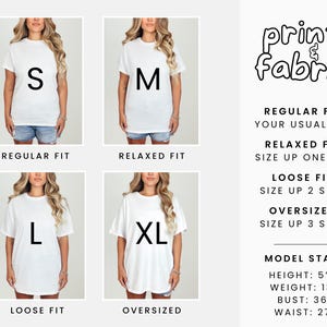 Może przedstawiać: Biały t-shirt z nadrukiem litery "S", noszony przez modelkę. Obraz zawiera r&oacute;wnież tabele rozmiar&oacute;w dla luźnych, luźnych i powiększonych kroj&oacute;w, a także statystyki modelki: wzrost 165 cm, waga 59 kg, biust 91 cm, talia 69 cm. Widoczna jest r&oacute;wnież nazwa marki "print & fabrik".