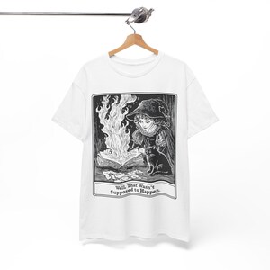 Zabawna koszulka czarownicy, Vintage Witchcraft Dark Academia Estetyka, Gothic Spellbook Miłośnik Prezentów Witchy Cat T-Shirt Upiorny Halloween Witchcore Tee zdjęcie 2