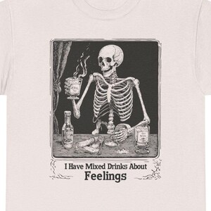 Gotisk skelettdrickande skjorta, rolig död inuti alkoholälskarestopp, vintage sorglig festhumor tee present