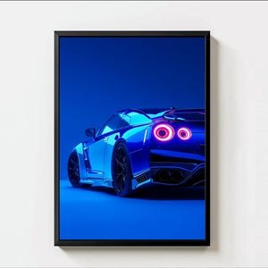 Puede incluir: Un coche deportivo azul con luces de neón rosas en las luces traseras. El coche está aparcado delante de un fondo azul.