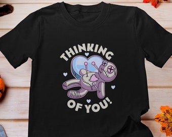 Camiseta "Pensando en ti", camiseta de muñeco vudú, camiseta de bruja, camiseta pagana, camisetas de Halloween, camiseta del día de San Valentín, camiseta gótica pastel, camiseta ocultista