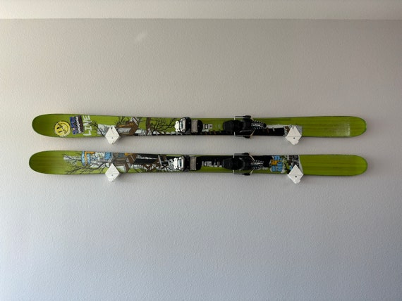 Skis Wall Mount With Hooks, Mountain Ski Wall Rack, Snow Ski Wall Mount Gift for Skiers