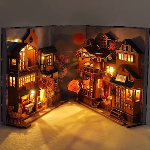 Japan Cherry Blossom Alley Book Nook DIY Kit mit LED, japanischer Straßenmarkt, Sushi Bar, Izakaya Bar, Lebensmittelgeschäft, Regaleinsatz, Diorama, BookNookGeschenk