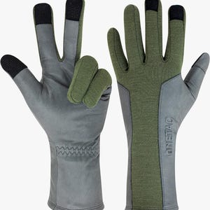 Puede incluir: Un par de guantes táctiles grises y verdes con puntas de los dedos negras. Los guantes tienen un logotipo de OneTag en la muñeca.