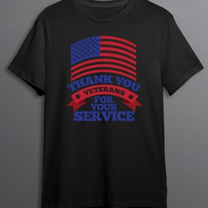 Peut inclure: T-shirt noir avec un motif du drapeau am&eacute;ricain en rouge et bleu. Le texte "THANK YOU VETERANS FOR YOUR SERVICE" est affich&eacute; en bleu et rouge, avec des &eacute;toiles. Le t-shirt est &agrave; col rond.