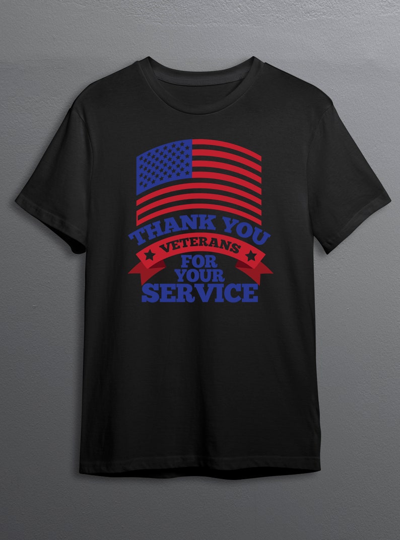 Peut inclure: T-shirt noir avec un motif du drapeau am&eacute;ricain en rouge et bleu. Le texte "THANK YOU VETERANS FOR YOUR SERVICE" est affich&eacute; en bleu et rouge, avec des &eacute;toiles. Le t-shirt est &agrave; col rond.