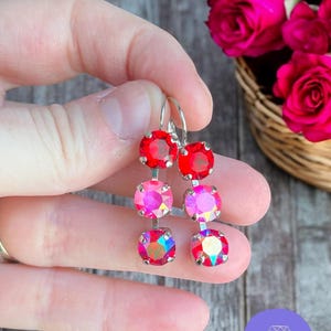 Pendientes Be Mine de 8 mm con cierre de palanca y 3 piedras. Pendientes de cristal austriaco auténtico. Pendientes de mujer. Rosa y rojo