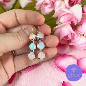 Pendientes de 8 mm con cierre de palanca y 3 piedras &quot;Deseos de Pastel de Cumpleaños&quot;. Pendientes de cristal austriaco auténtico con ópalos. Colección Cumpleaños de Emily. Rosa.