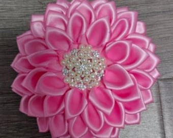 Roze satijnen corsagebroche met magnetische achterkant. Perfect voor je speciale evenement!