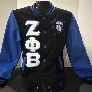 Veste universitaire en coton doux Zeta Phi Beta avec lettrage brodé. Le prix de vente prend fin le dimanche