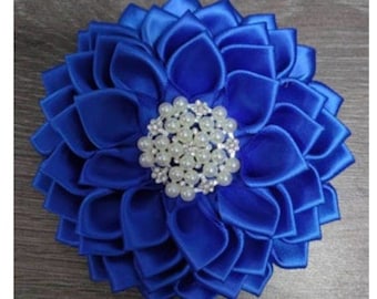 Royal satijnen bloemencorsagebroche met magnetische achterkant. Perfect voor je speciale evenement!