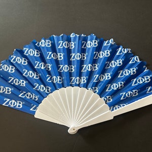 Zeta Phi Beta Hand Fan. Idealny do kościoła, na powitanie, wydarzenia sportowe, specjalne okazje, spotkania oddziałów i nie tylko! Cena promocyjna kończy się w niedzielę!