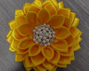 Gelbe Blumen Brosche mit Magnetverschluss. Perfekt für Ihren besonderen Anlass!
