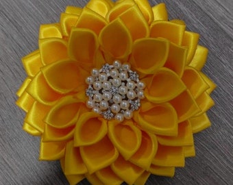 Broche fleur jaune avec support magnétique. Parfait pour votre événement spécial !