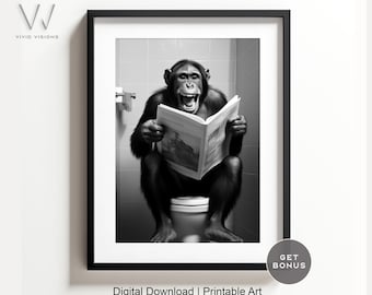 Könnte beinhalten: Ein Schwarzweißfoto eines Schimpansen, der auf einer Toilette sitzt und eine Zeitung liest. Der Schimpanse lächelt und scheint die Zeitung zu genießen.