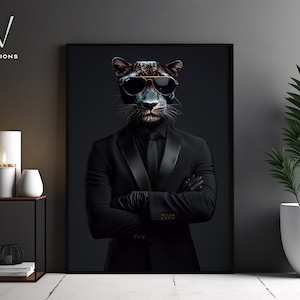 Può includere: Un leopardo nero e blu con occhiali da sole e un abito nero con cravatta nera. Il leopardo ha le braccia incrociate e guarda direttamente la telecamera. Lo sfondo è nero.