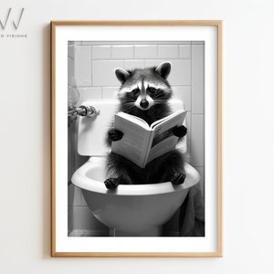 Entzückender Waschbär, der auf der Toilette sitzt und liest, Tierbadezimmerkunst, rustikaler Badstil, Badezimmerwandkunst, ungerahmte Kunst. #1100