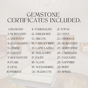 Pu&ograve; includere: L'immagine elenca 30 pietre preziose con certificati inclusi. L'elenco comprende Diamante, Moissanite, Ametista, Acquamarina, Citrino, Granato, Pietra di luna, Perla, Opale, Peridoto, Tormalina, Turchese, Zircone, Labradorite, Lapislazzuli, Malachite, Iolite, Agata, Alessandrite, Occhio di tigre, Topazio, Onice, Ossidiana, Morganite, Serpentino, Corniola, Tanzanite, Zaffiro, Rubino e Spinello.