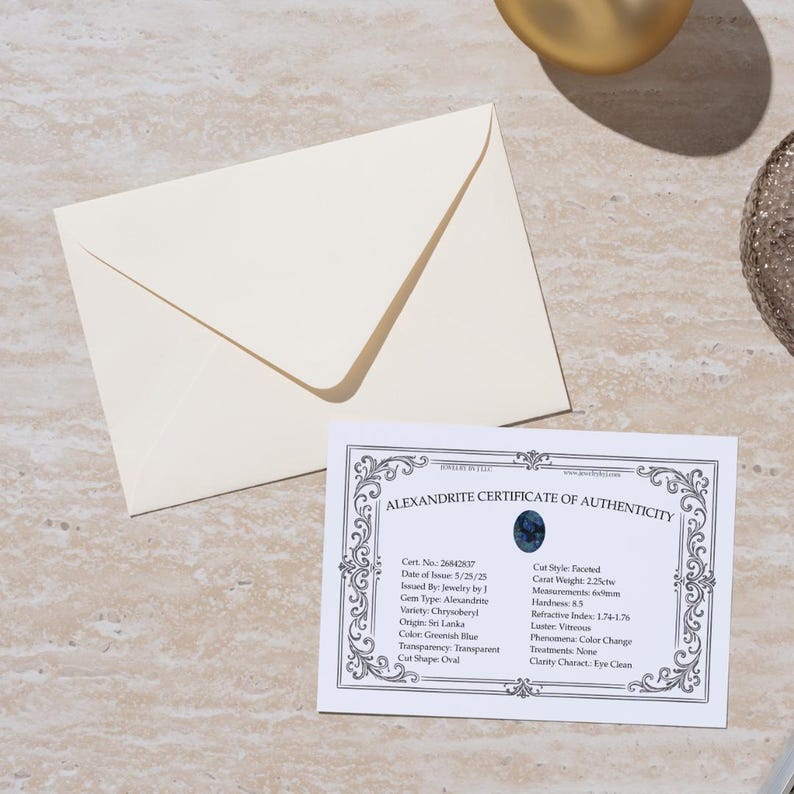 Pu&ograve; includere: Un certificato di autenticit&agrave; di Alessandrite con una busta color crema. Il certificato mostra dettagli come il tipo di gemma, il colore e le misure. L'Alessandrite taglio ovale ha un peso di 2,25ctw.