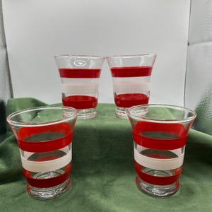 Conjunto de 4 copos de suco vintage MCM listrados em vermelho e branco com pé