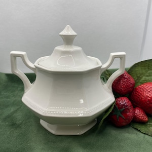 Vintage Johnson Brothers Heritage White Ironstone Sugar Bowl / England