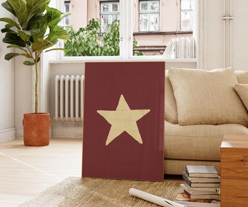 Pu&ograve; includere: Una stampa su tela rossa con una grande stella gialla al centro. La stella &egrave; un design semplice e disegnato a mano.