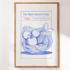 Fruits of the Spirit – Blauwe keukenmuurkunst met zelfbevestigende woorden, minimalistische fruitschaalprint voor een trendy eetkamer of keuken