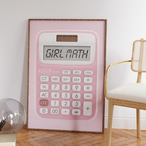Puede incluir: Una calculadora rosa con las palabras "GIRL MATH" mostradas en la pantalla. La calculadora tiene un marco blanco y botones negros con números y símbolos matemáticos.