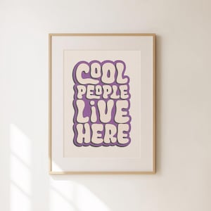 Cool People Live Here Print - Retro Minimalistyczna Sztuka Ścienna - Zabawny Wystrój Salonu - Sztuka Preppy Apartment - Neutralny Prezent Do Domu